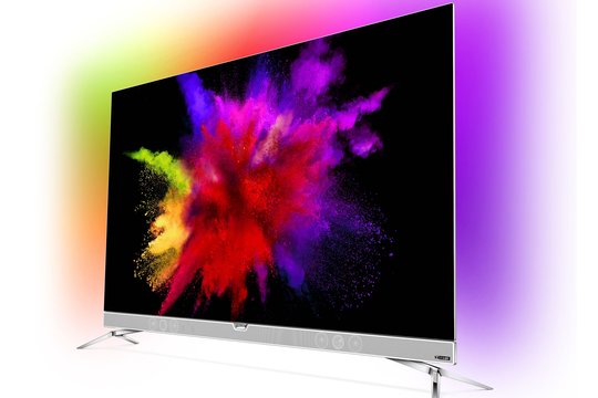 Ein Prachtsfernseher: Philips präsentierte zur IFA erstmal einen OLED-TV. Durch seine exzellente Schwarzdarstellung gibt der OLED-TV die Farbpalette noch exakter und lebendiger wieder. Ergänzt mit dem Philips Ambilight-Umgebungslicht ein faszinierender TV.